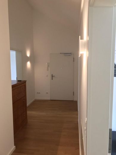 Dachgeschoss Juwel in Josephsburg – FlurBlickWohnbereich