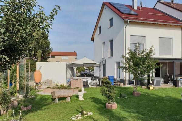 Grande porzione di casa bifamiliare senza provvigioni a Mering St. Afra con potenziale di ampliamento e giardino soleggiato