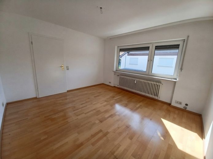 Przestronne, świeżo wyremontowane mieszkanie 3,5-pokojowe o powierzchni 115 m², z dużym balkonem, garażem i miejscem parkingowym – Büro gestrichen KI