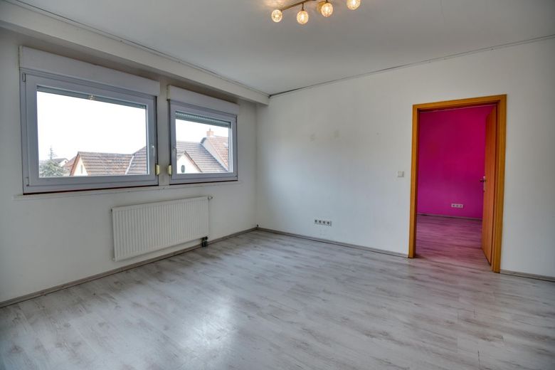 Bezugfsfreie 6 ZKBB mit XL-Panoramaterrasse &amp; Gemeinschaftsgarten | Gepflegtes 2FH mit Garage – Kinderzimmer2