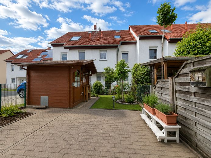 *Reihenendhaus in ruhiger Lage von FFM-Griesheim* – Gartenfläche mit Hütte