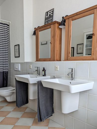 Platz zum Leben! Provisionsfreies Reihenhaus in der Gartenstadt Flensburg – Tageslichtbad