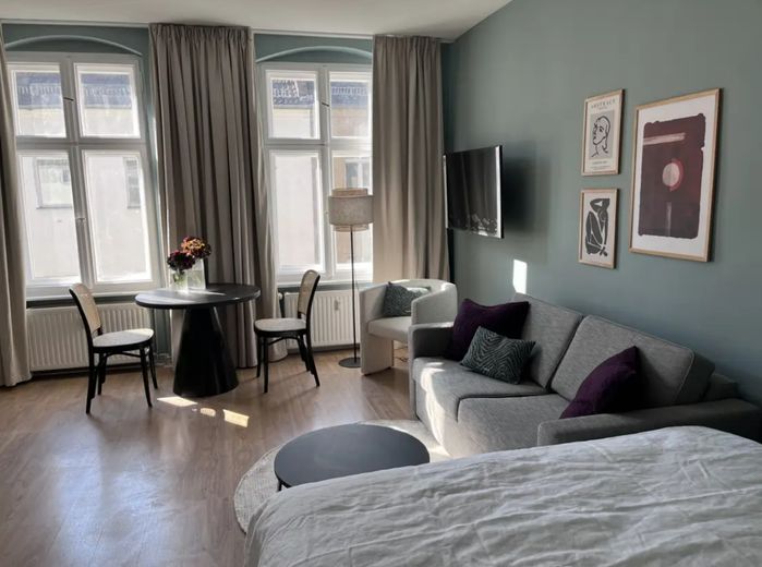 Voll möbliertes 1-Zimmer Wohnung nahe Helmholtzplatz – 11.Sofa