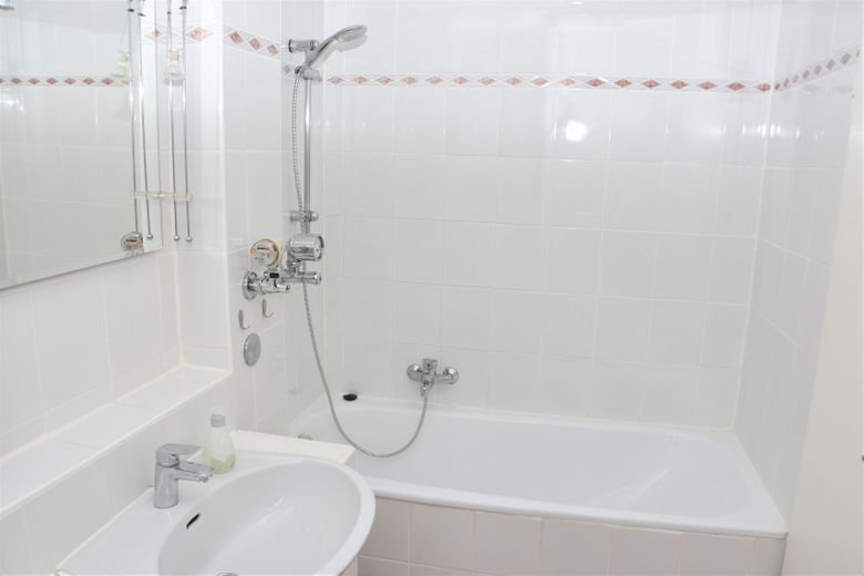 Menterschwaige: 3‑Zi.-Terrassenwohnung (117 m²) mit 200 m² Garten & TG – möbliert oder unmöbliert – Schlafzimmer / Bad (ensuite)
