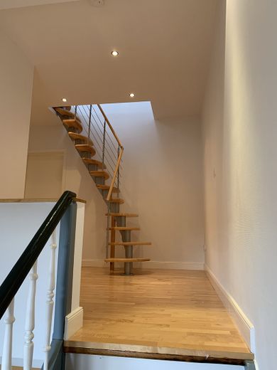 Moritzberg: 4,5-Zimmer-Maisonette-Wohnung mit Balkon und Garten – Treppenhaus 2.OG