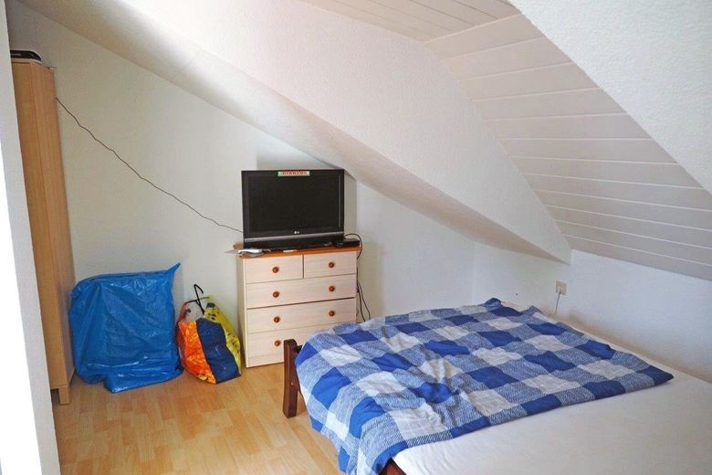 Dachgeschosswohnung mit Dachterrasse und Rheinblick – Schlafzimmer 