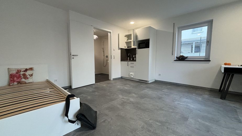 Studentenwohnung möbliert mit "All-In" Miete in Augsburg, Neubau – Wohnraum mit Küchenzeile