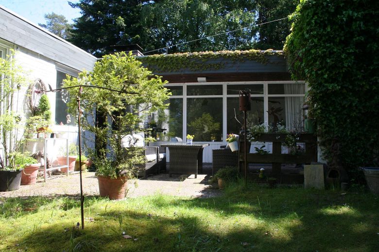 teilweise überdachte Terrasse