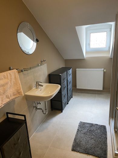 Studenten, Pendler aufgepasst! 2 Zi Möbliertes Apt. 60qm zu vermieten. – Badezimmer mit Dusche