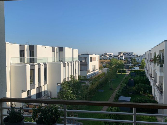 Skyline manzaralı, kapalı balkonlu, ankastre mutfaklı ve kapalı otoparklı aydınlık 2 odalı daire, Frankfurt-Riedberg – Blick vom Balkon 