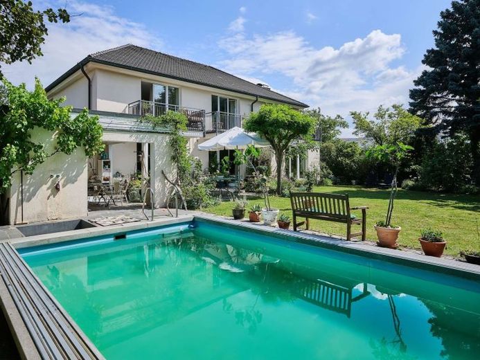 Repräsentative Stadtvilla in Straubing: Französische Eleganz trifft auf weitläufigen Garten mit Pool – Foto 1