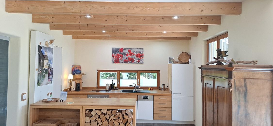 Arrivare. Respirare. Sentirsi a casa. Casa d'architetto in costruzione ecologica in legno – EG Wohnen Küche