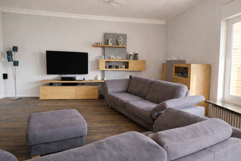 Immobile meravigliosamente situata con molteplici possibilità di utilizzo – Wohnzimmer