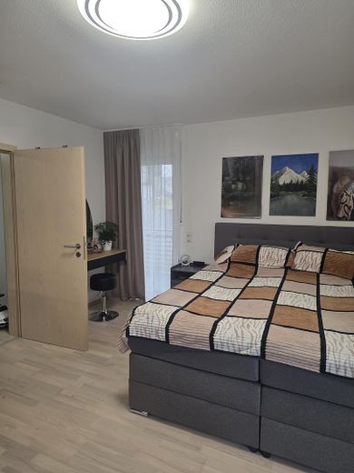 Hausgefühl statt Wohnung: Moderne 3-Zi.-Maisonette mit Garten, Terrasse & Balkon (BJ 2013) – Schlafzimmer