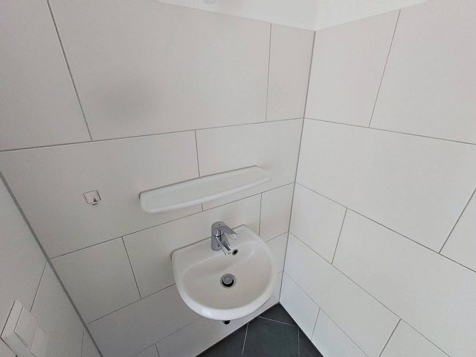 Luminoso appartamento di 3 locali con balcone e vasca da bagno nel centro città – Ansicht II: WC