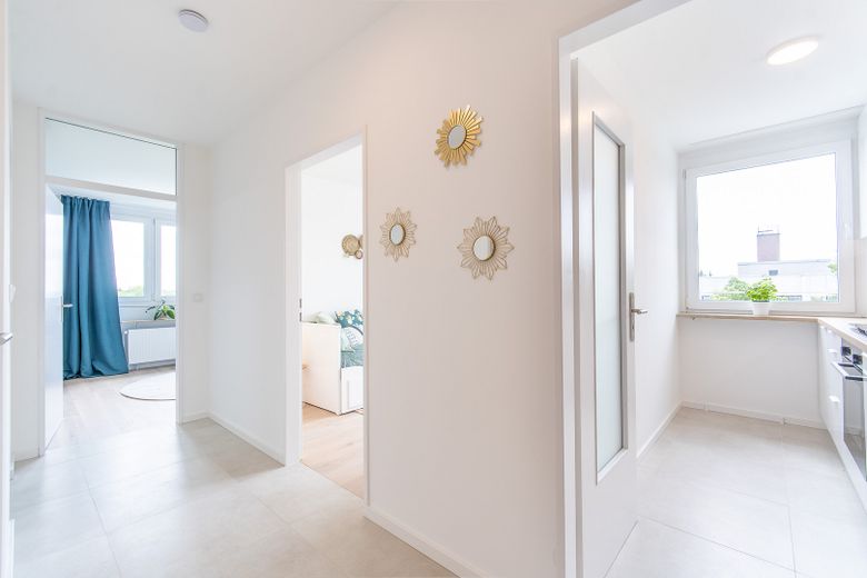 Moderno appartamento ammobiliato di 3 locali con balcone esposto a ovest - spese accessorie incluse – Flur Richtung Schlafzimmer