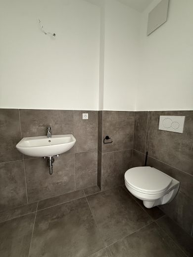 Großzügiges Penthouse mit XXL Dachterrasse & Einbauküche – Gäste WC