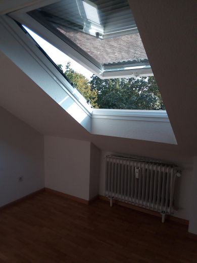 Ruhig & bahnhofsnah: Vermietete 3 ZW mit Garage & Ost-Balkon in Norsingen – Dachfenster