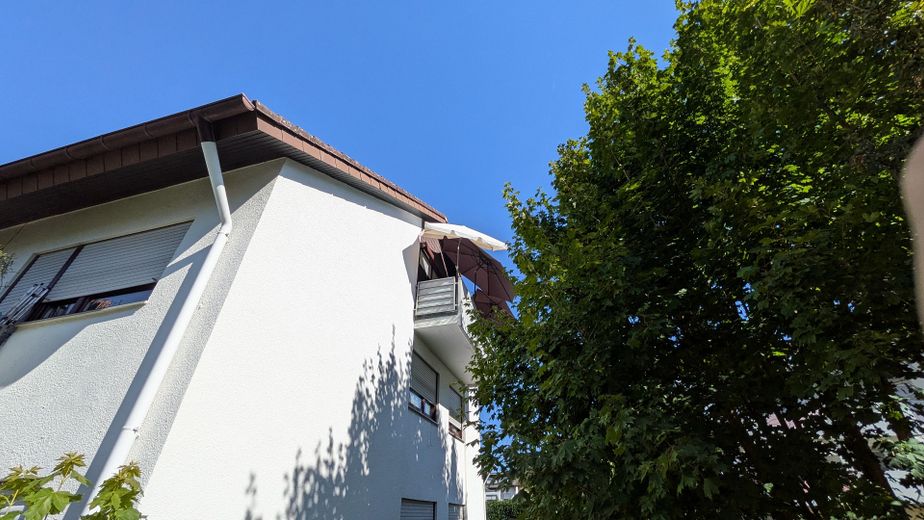 Ruhig & bahnhofsnah: Vermietete 3 ZW mit Garage & Ost-Balkon in Norsingen – Haus seitlich