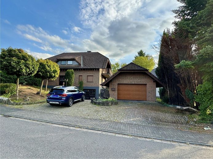 Front Hausansicht mit Garage