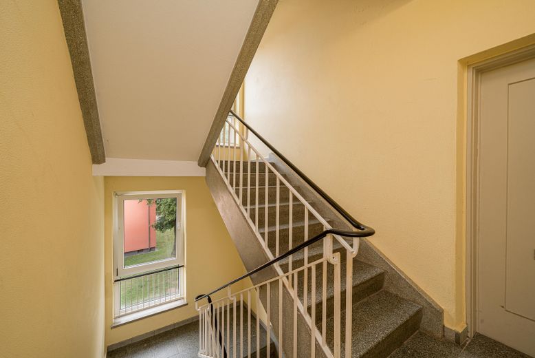 No commission from the owner – renovated 3-room apartment with new kitchen – gepflegtes Treppenhaus