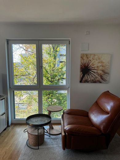 Neubau - helle 1-Zi Whg, voll eingerichtet + vollmöbliert, Bad mit Fenster - ab 12/26 provisionsfrei – Wohnbereich