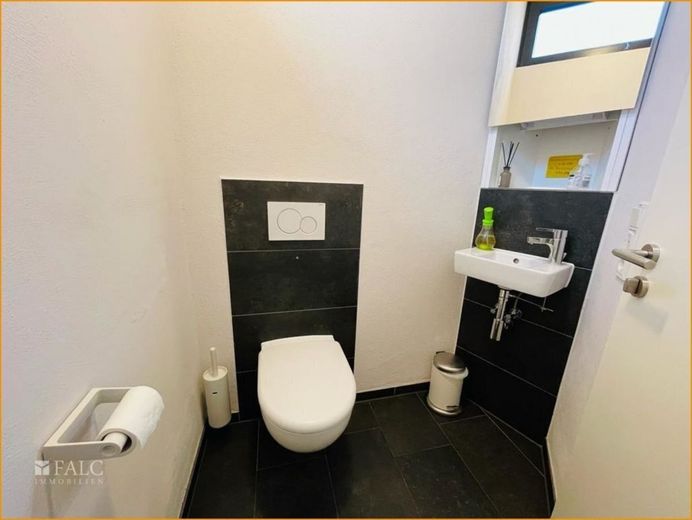 Rundum beeindruckend: Ihr neues Zuhause mit klaren Linien und großzügigen Fensterfronten – Gäste WC