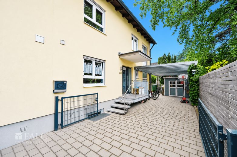 Familienfreundlich, gepflegt, sofort wohnlich - Doppelhaushälfte mit Gartenidylle in Ottobrunn – Gebäude mit Carport