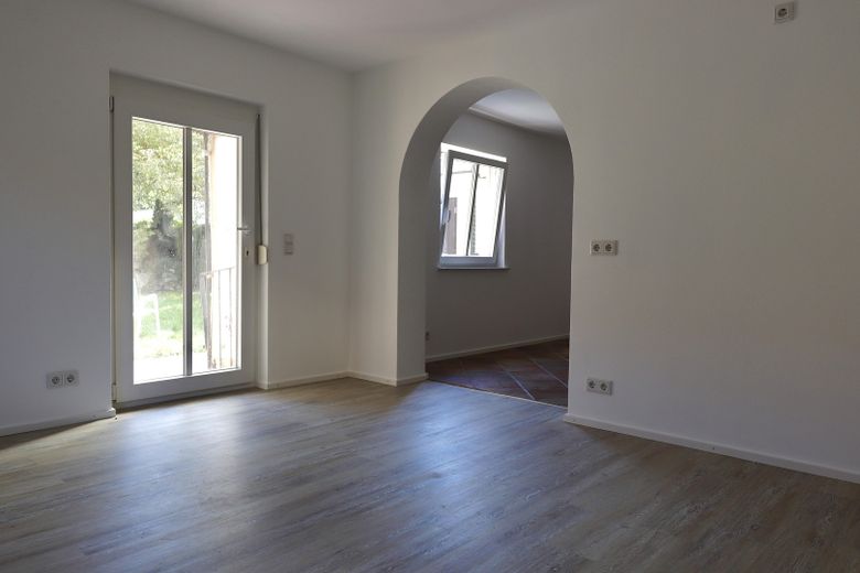 2-Zi. Gartenwohnung + Nebengebäude (vermietet) v. Privat o. Provision – Wohnküche, Terrassenzugang