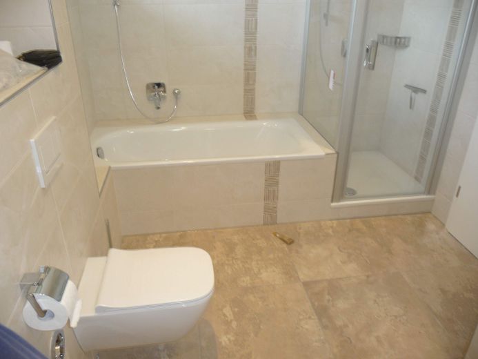 Uso proprio/investimento: edificio plurifamiliare completamente ristrutturato a regola d’arte, con 3 unità abitative di pregio su 4 piani – Badezimmer 1. OG