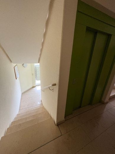 Aufzug mit Treppenbereich