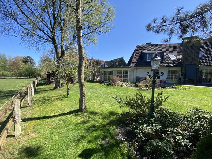 Freistehendes, individuelles  Architektenhaus mit separat gelegener Einliegerwohnung – Gartenansicht 