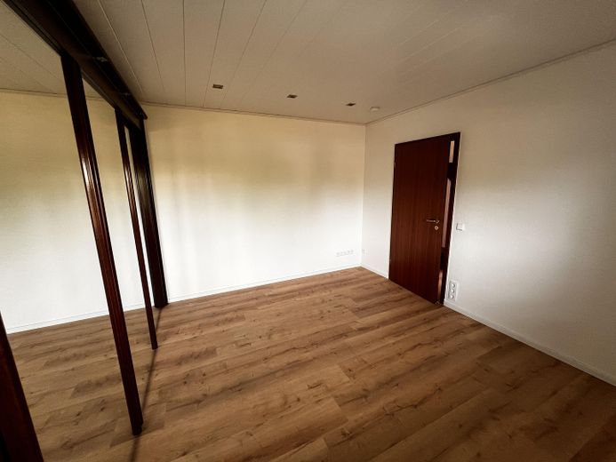 Otwarty 2-pokojowy apartament z balkonem i widokiem na Johannisberg – Schlafzimmer
