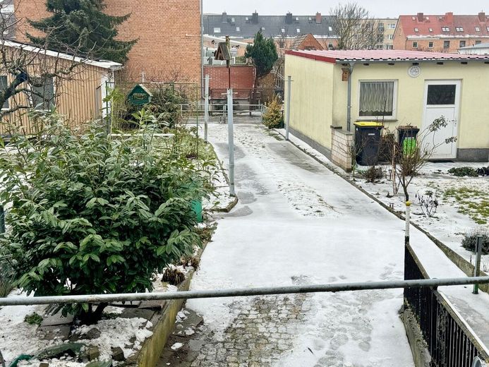 HORN IMMOBILIEN ++RESERVIERT! Neubrandenburg Vogelviertel, gepflegtes Reihenmittelhaus mit Garage und Terrasse – Blick von der Terrasse auf das Grundstück