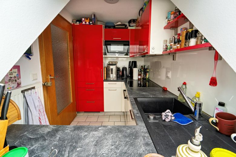 gepflegte 3-Raum-Wohnung mit Balkon – Küche durch Velux-Fenster
