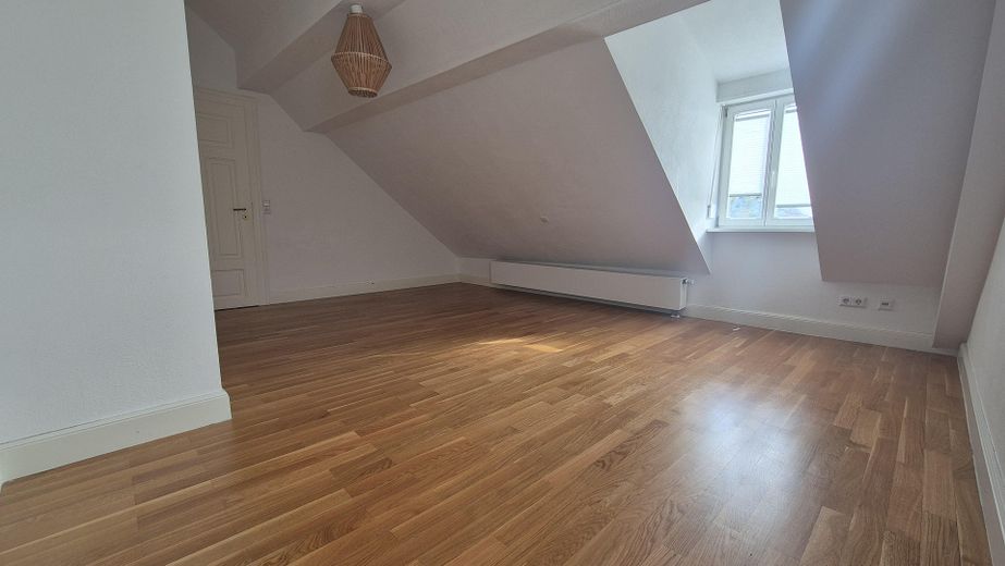 Ampio soggiorno-pranzo in un affascinante appartamento duplex – Foto 7
