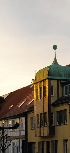 2 HÄUSER AM SEE: Stadtvilla+Cottage, Seezugang m. Bootssteg, Garten, Terrasse, Ferienwohnung – Stadtvilla im Abendlicht