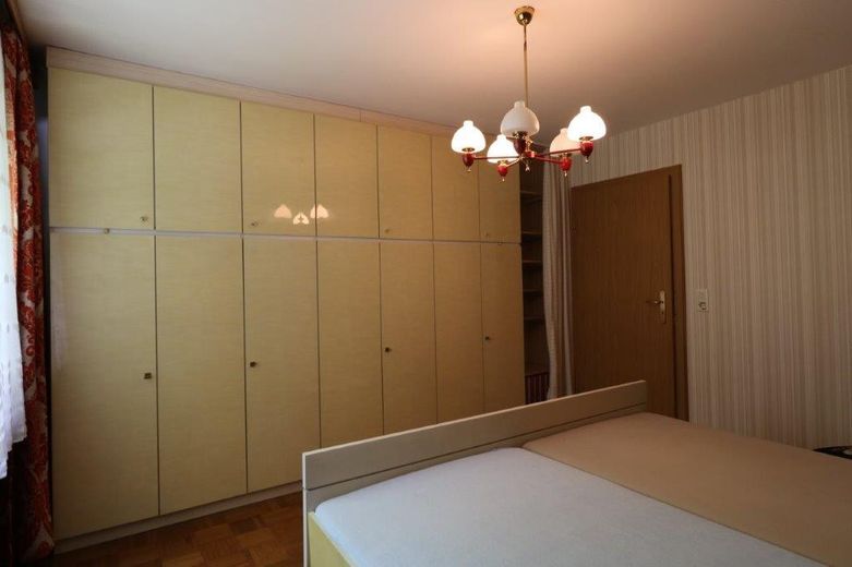 Einfamilienhaus mit 727 Grund, 5 Zi,EBK - sofort bezugsfrei – Schlafzimmer EG 1-1 