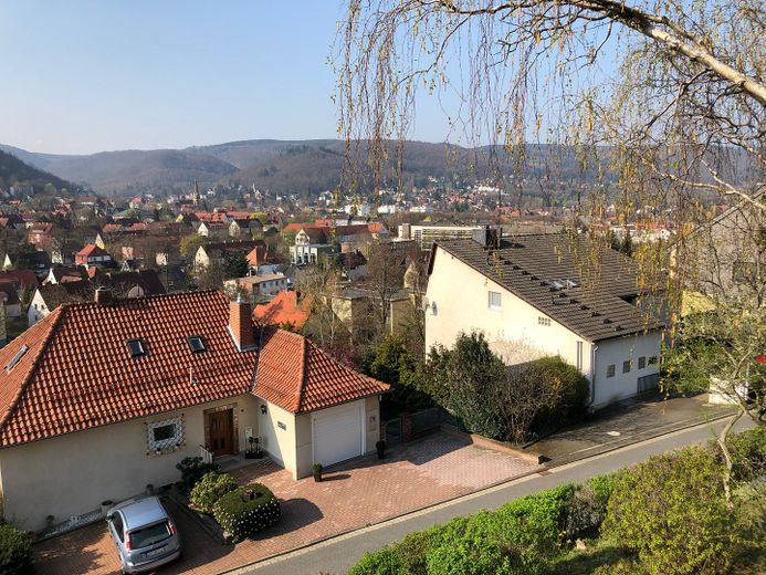 Fernblick über Bad Harzburg trifft Spa-Feeling: geöltes Parkett, Vollbad, Dampfsauna & 2 Balkone – Weitblick - uneinsehbar