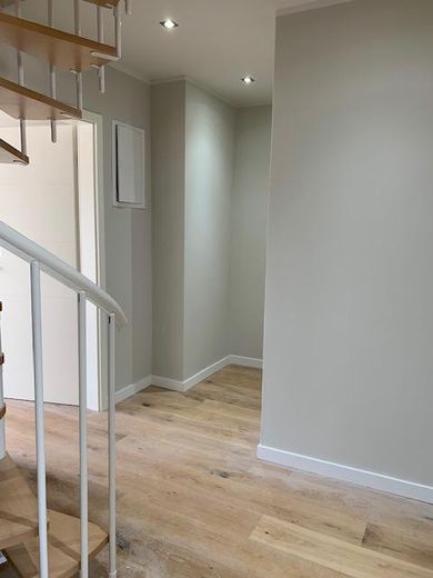 Un hogar con un encanto especial: ático de alta calidad con galería y gran balcón – Hausflur