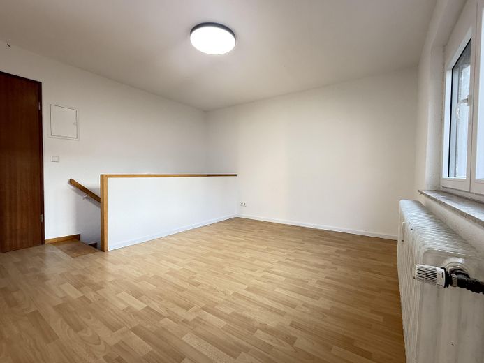 WOW! Lichte en gerenoveerde 1,5-kamerwoning met nieuwe keuken om je thuis te voelen – Helles Wohn-/Schlafzimmer