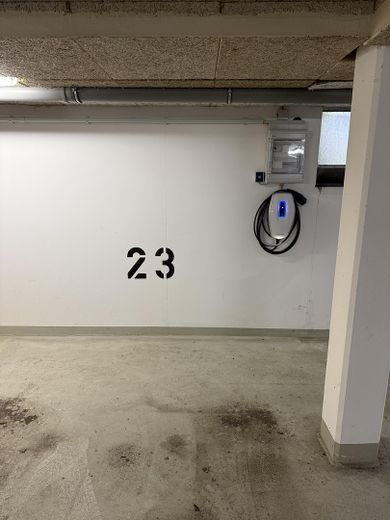 Urbanes Wohnglück in der KTV – Stilvolle 4 Zimmer mit Premium-Ausstattung, mit eigener Wallbox – Stellplatz_02
