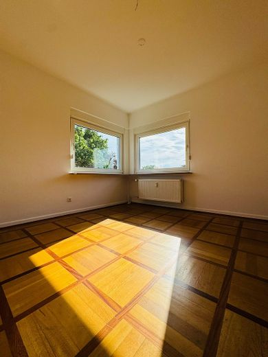 4-Zimmer-Wohnung mit traumhaften Taunusblick und eigenem Garten – Wohnzimmer