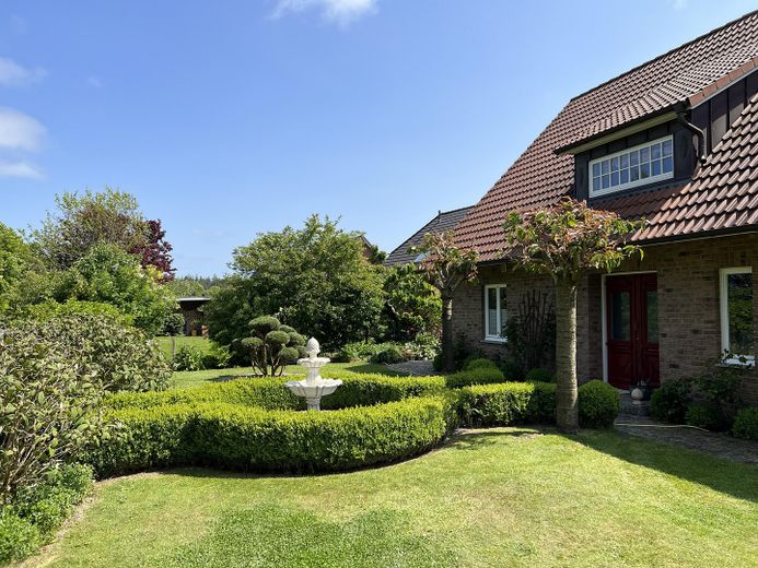 Landhaus "Rose Garden" direkt vor Sylt zu verkaufen! – Weg zum Haus