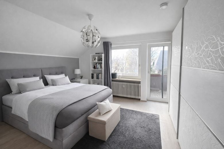 Solide Kapitalanlage - Vermietetes Zweifamilienhaus mit Garagen und Stellplätzen – Schlafzimmer DG (Beispiel)