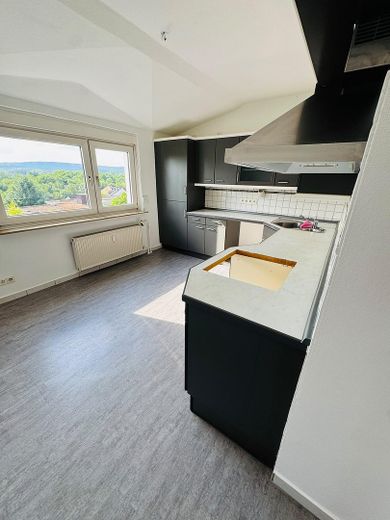 4-Zimmer-Wohnung mit traumhaften Taunusblick und eigenem Garten – Küche mit Tanusblick