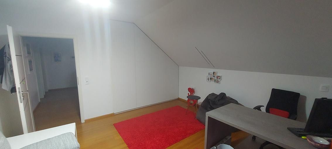 Geräumiges und modernisiertes 8-Zimmer-Einfamilienhaus mit geh. Innenausstattung in bester Lage – Schlafzimmer 2 OG