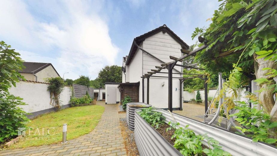 Freistehendes Familienhaus mit Wintergarten, drei Garagen und viel Platz – Terrasse