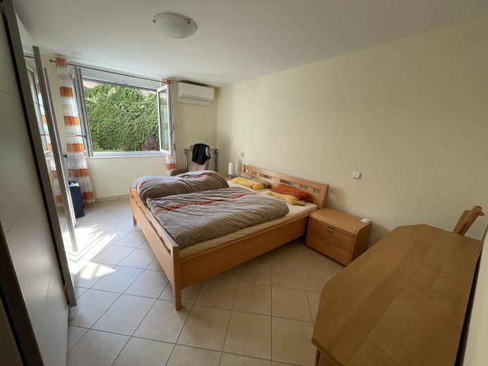 ruhige, helle 2,5 ZKB Souterrain Whg, FBH, voll klimatisiert, Parkplatz, SAT, Gbit Internet/WLAN – Schlafzimmer