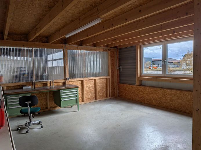 Produktions- und Lagerhalle zu vermieten – Büro Einbau Halle